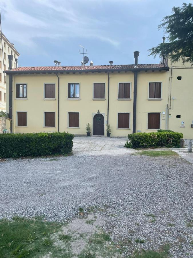 Appartamento A Verona E Parcheggio Nella Proprieta エクステリア 写真